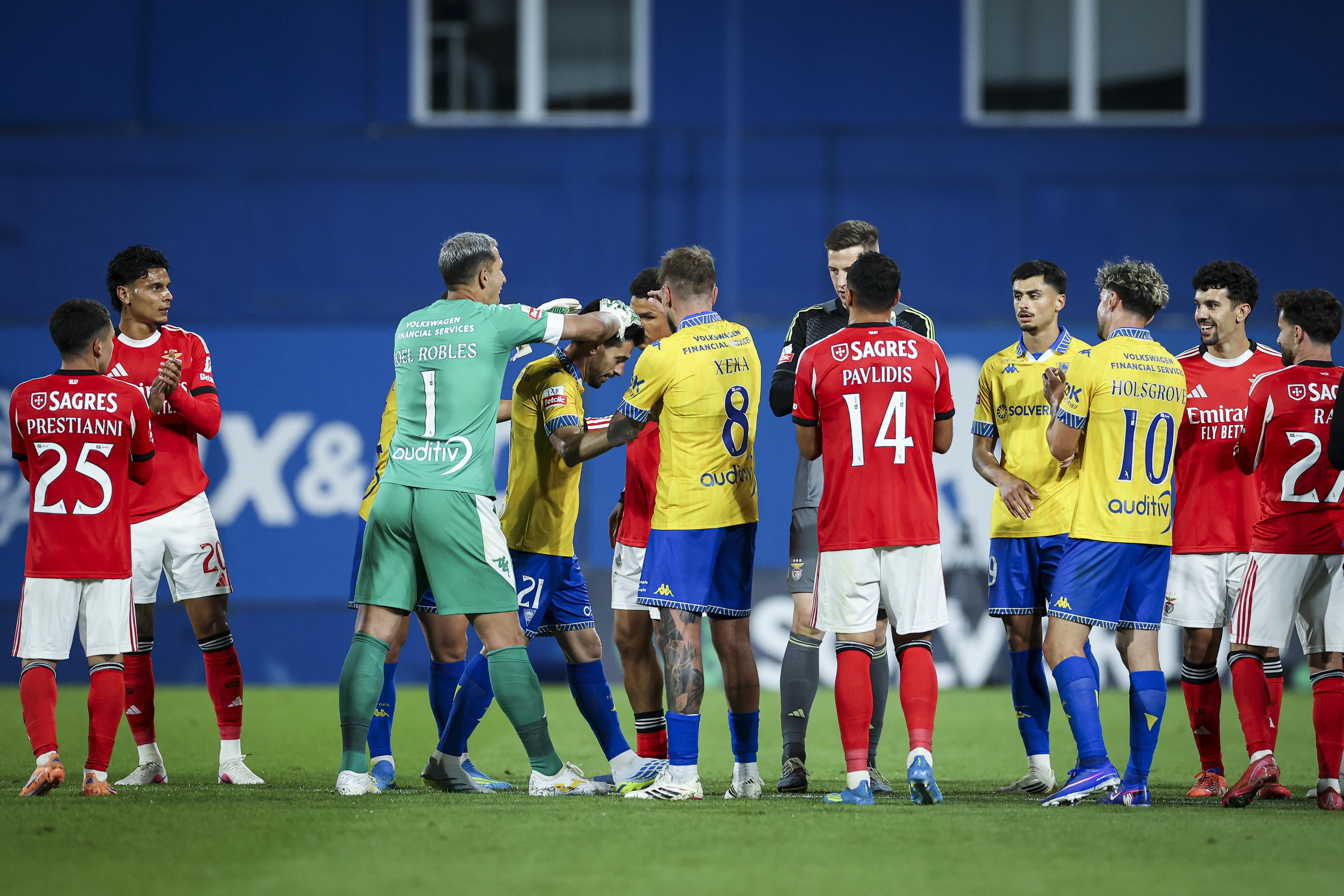 Homenagem de Estoril e Benfica a Pizzi (Foto: Lusa/José Sena Goulão)