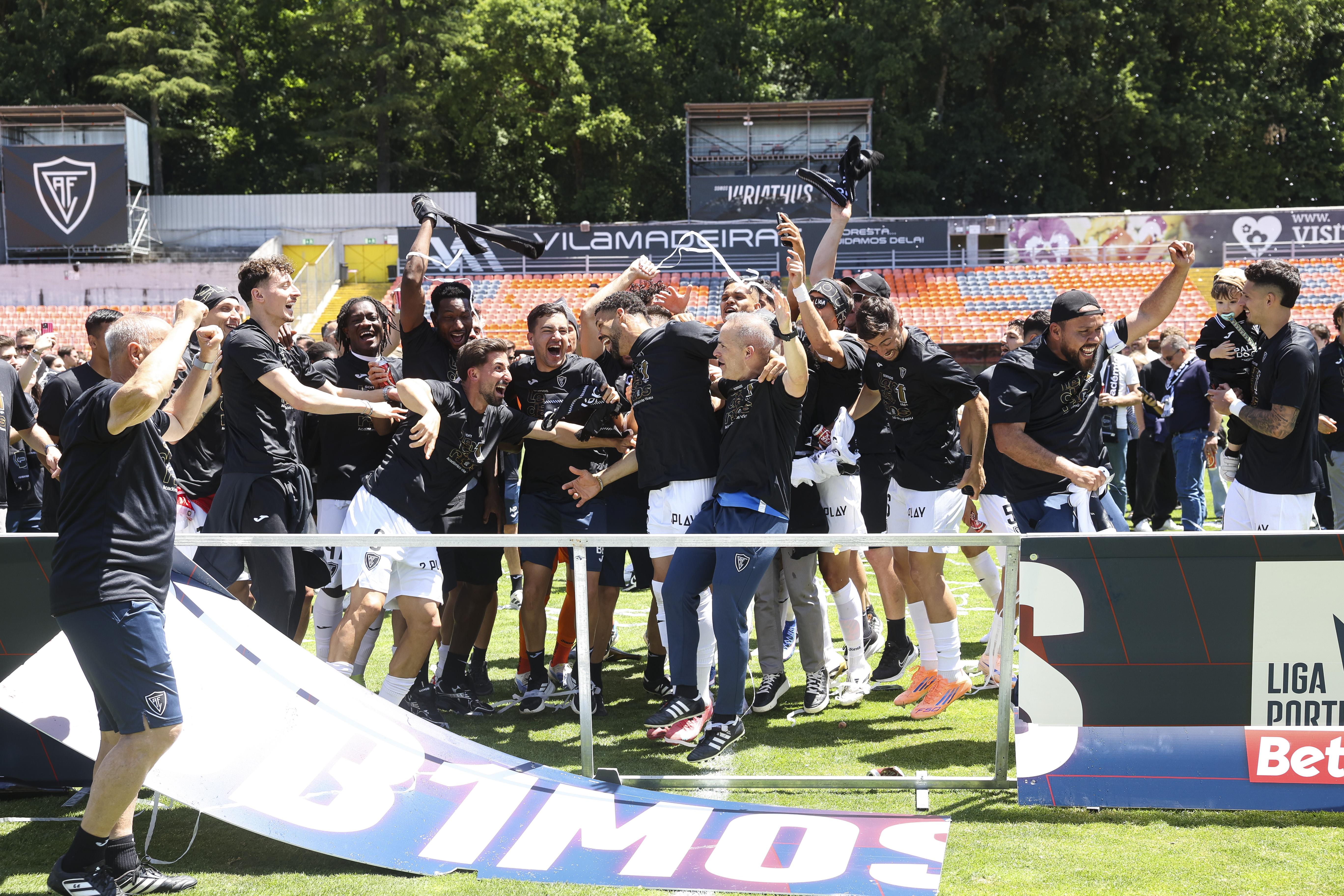Jogadores do Académico de Viseu, celebram a subida à I liga no final do jogo da última jornada da II Liga de Futebol em que empataram, 0-0 com o Sporting B, realizado no Estádio do Fontelo, em Viseu, 16 de maio de 2026. PAULO NOVAIS/LUSA.