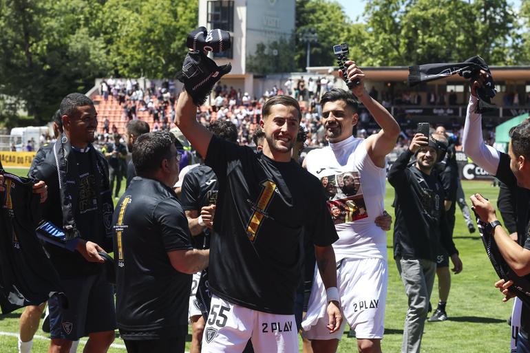 Jogadores do Académico de Viseu, celebram a subida à I liga no final do jogo da última jornada da II Liga de Futebol em que empataram, 0-0 com o Sporting B, realizado no Estádio do Fontelo, em Viseu, 16 de maio de 2026. PAULO NOVAIS/LUSA.