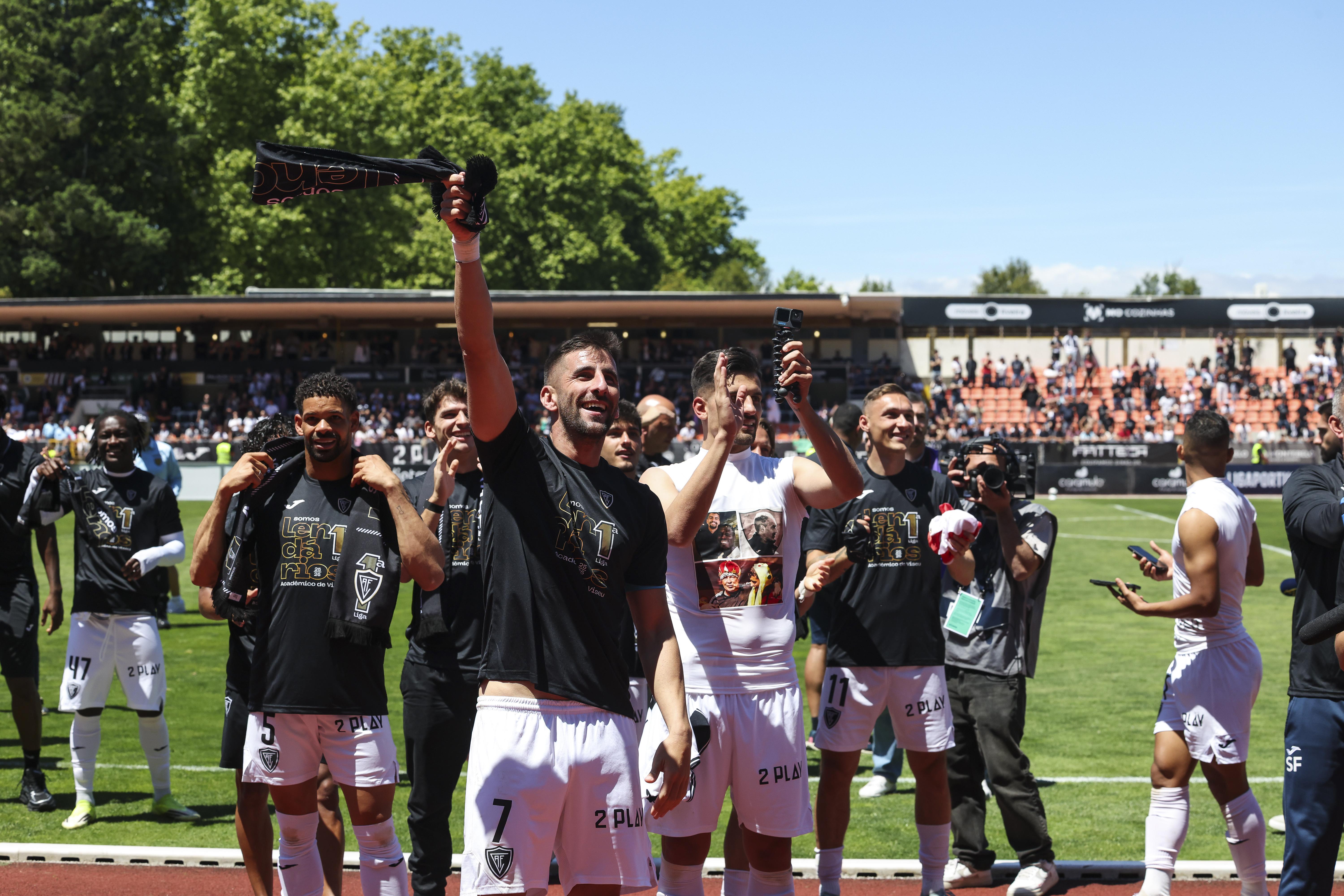 Jogadores do Académico de Viseu, celebram a subida à I liga no final do jogo da última jornada da II Liga de Futebol em que empataram, 0-0 com o Sporting B, realizado no Estádio do Fontelo, em Viseu, 16 de maio de 2026. PAULO NOVAIS/LUSA.