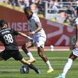O jogador do Académico de Viseu, André Clóvis, disputa a bola com o jogador do Sporting B, Mendonça, durante o jogo da última jornada da II Liga de Futebol, realizado no Estádio do Fontelo, em Viseu, 16 de maio de 2026. PAULO NOVAIS/LUSA