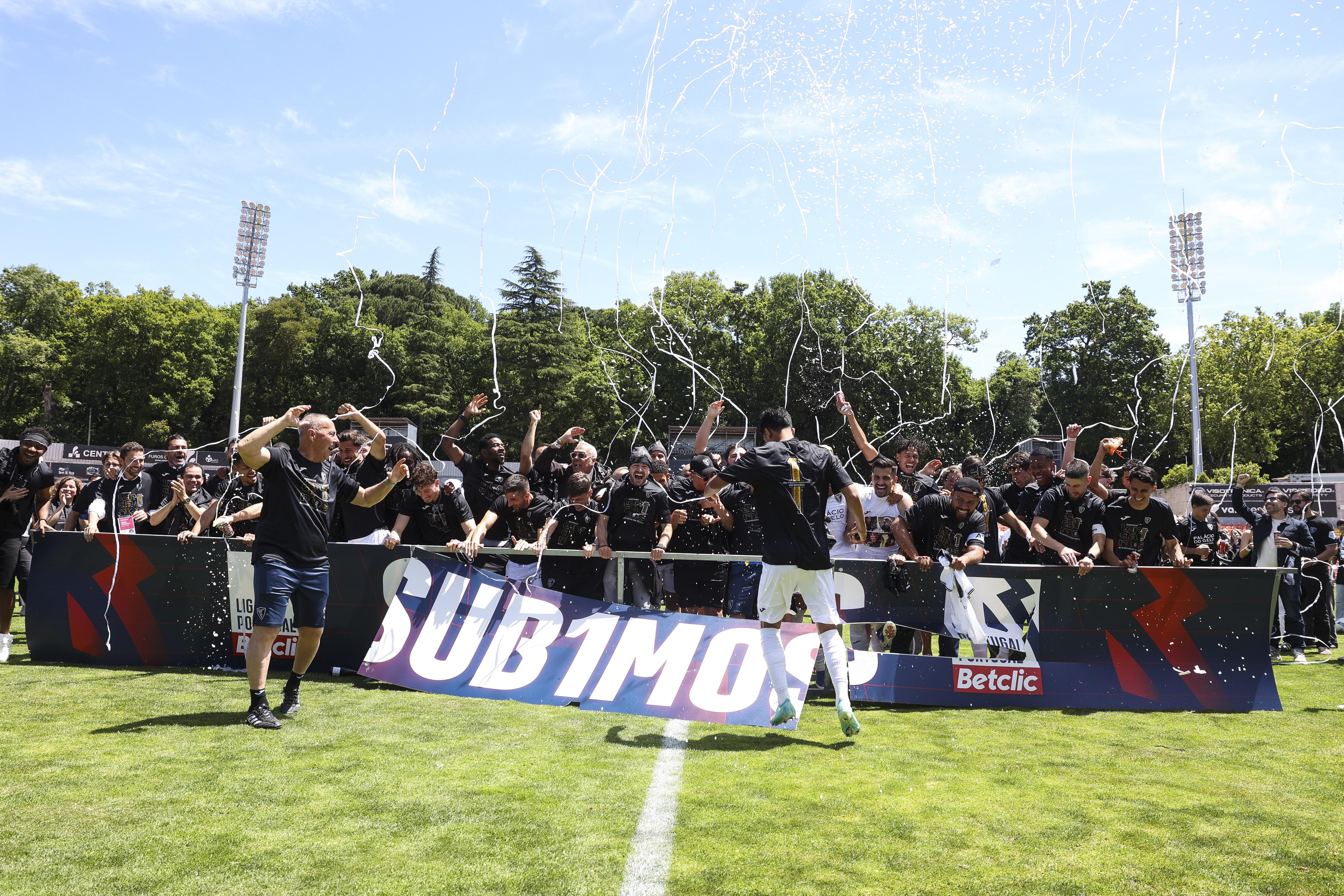 Jogadores do Académico de Viseu, celebram a subida à I liga no final do jogo da última jornada da II Liga de Futebol em que empataram, 0-0 com o Sporting B, realizado no Estádio do Fontelo, em Viseu, 16 de maio de 2026. PAULO NOVAIS/LUSA.