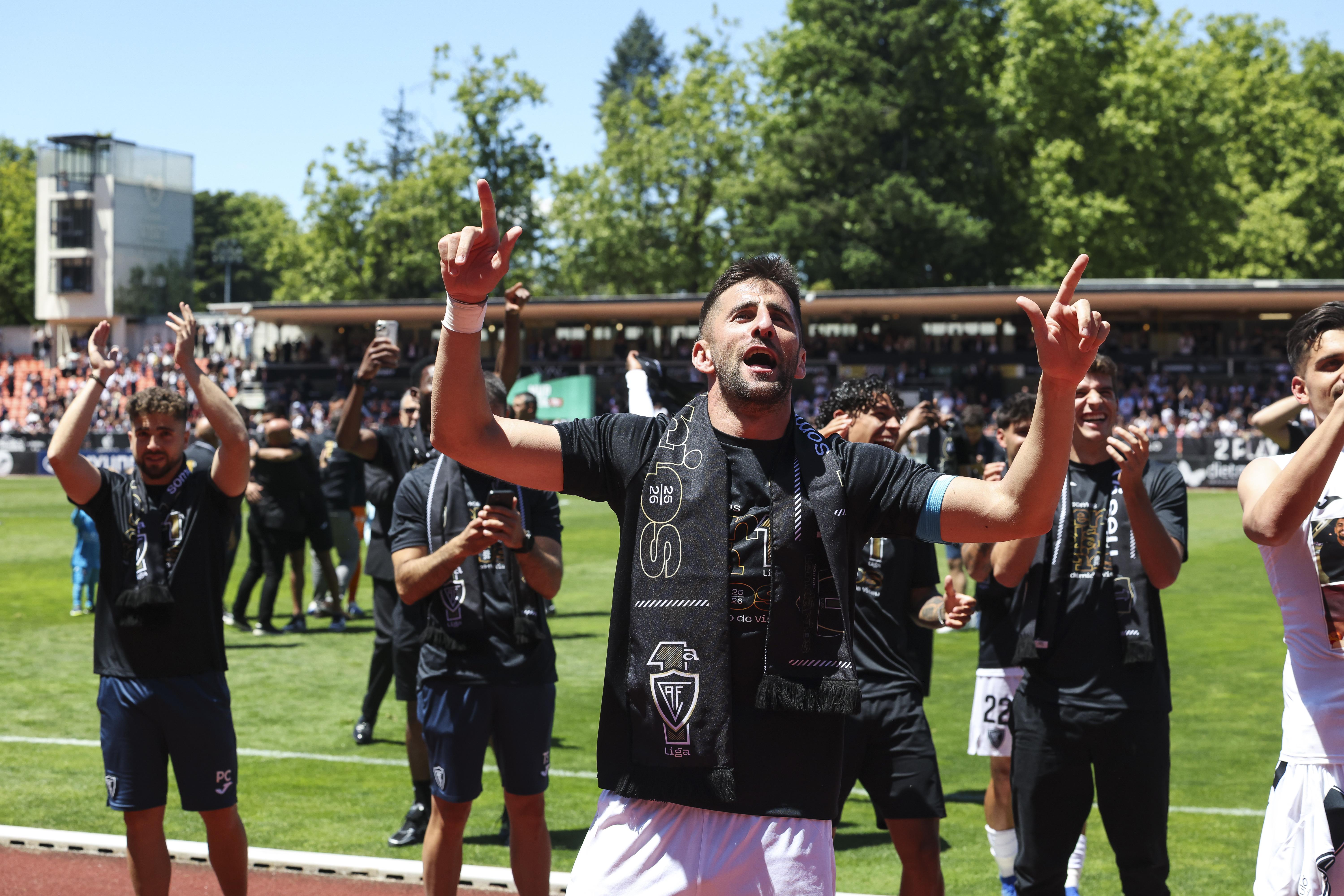 Jogadores do Académico de Viseu, celebram a subida à I liga no final do jogo da última jornada da II Liga de Futebol em que empataram, 0-0 com o Sporting B, realizado no Estádio do Fontelo, em Viseu, 16 de maio de 2026. PAULO NOVAIS/LUSA.