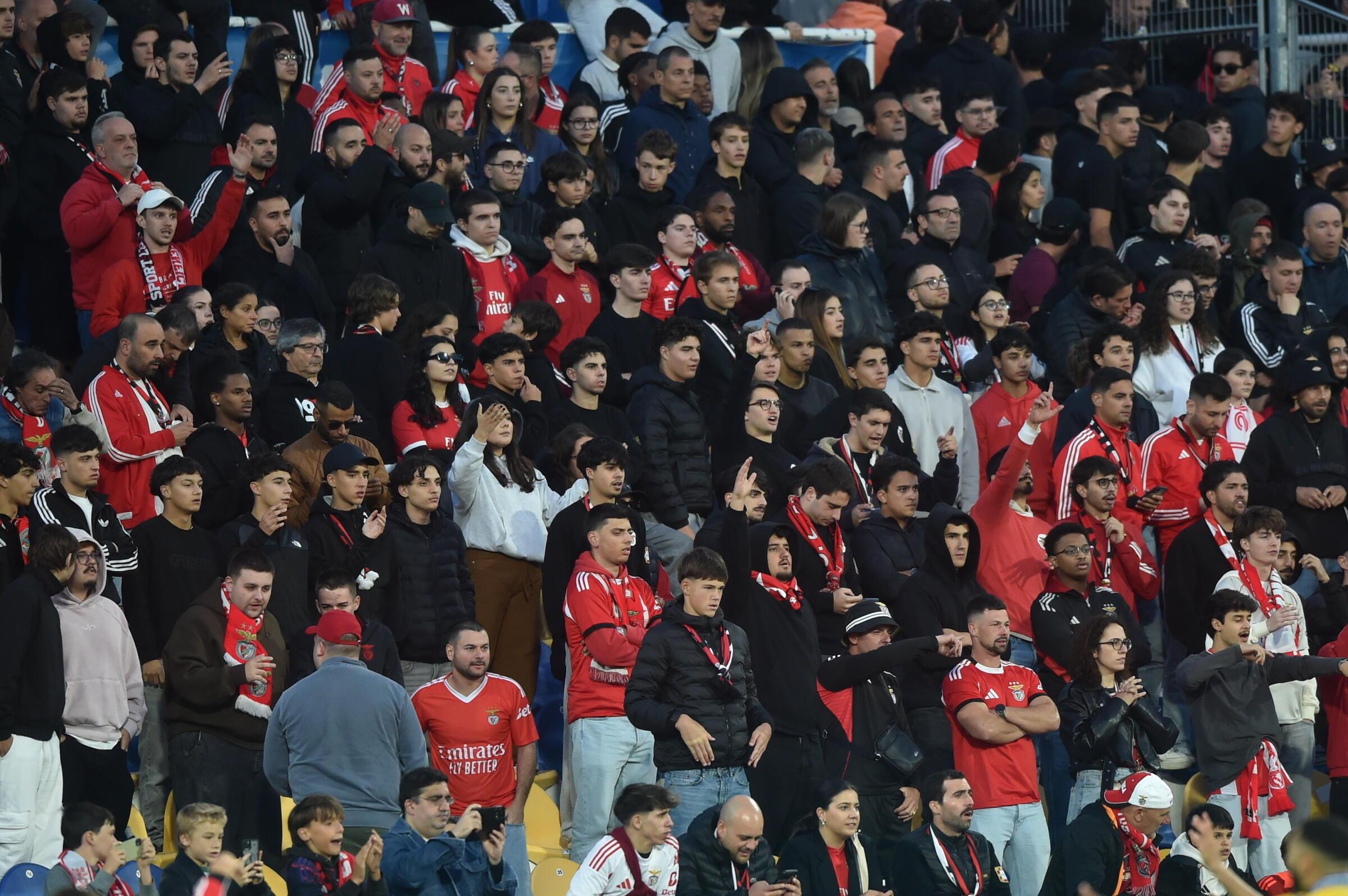 Adeptos do Benfica no Estoril (Foto: Miguel Nunes)