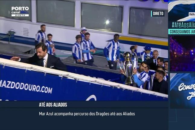 O desembarque dos campeões num mar de fogo na Ribeira