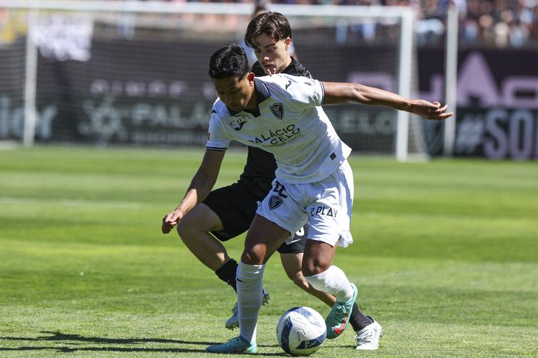 Mauro Couto com a bola no Académico Viseu-Sporting B - FOTO: Paulo Novais/Lusa