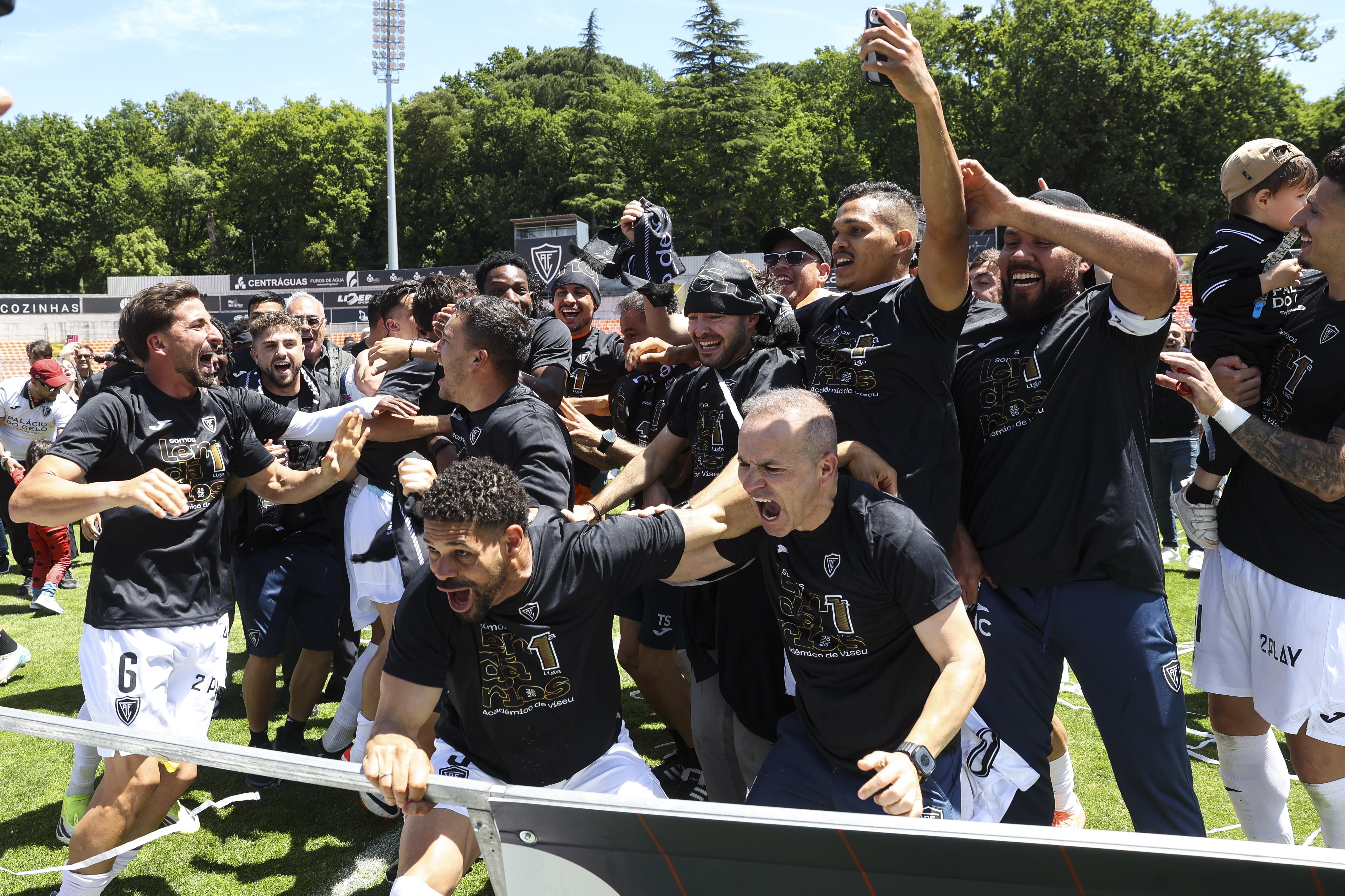 Jogadores do Académico de Viseu, celebram a subida à I liga no final do jogo da última jornada da II Liga de Futebol em que empataram, 0-0 com o Sporting B, realizado no Estádio do Fontelo, em Viseu, 16 de maio de 2026. PAULO NOVAIS/LUSA.