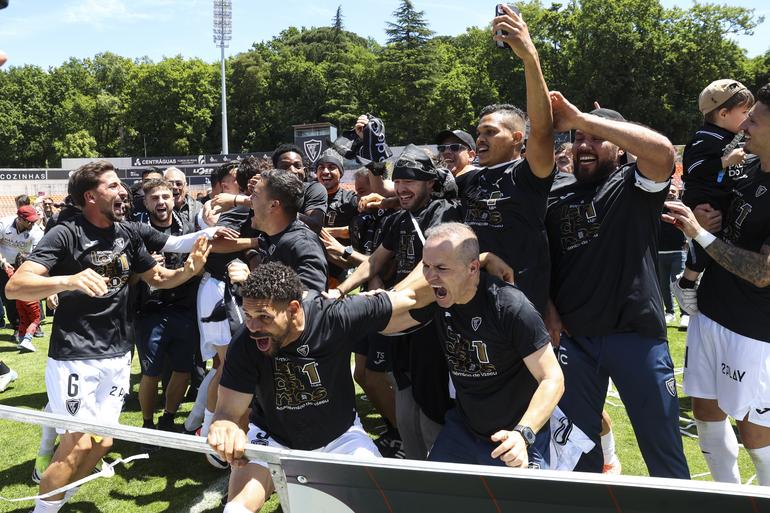Jogadores do Académico de Viseu, celebram a subida à I liga no final do jogo da última jornada da II Liga de Futebol em que empataram, 0-0 com o Sporting B, realizado no Estádio do Fontelo, em Viseu, 16 de maio de 2026. PAULO NOVAIS/LUSA.