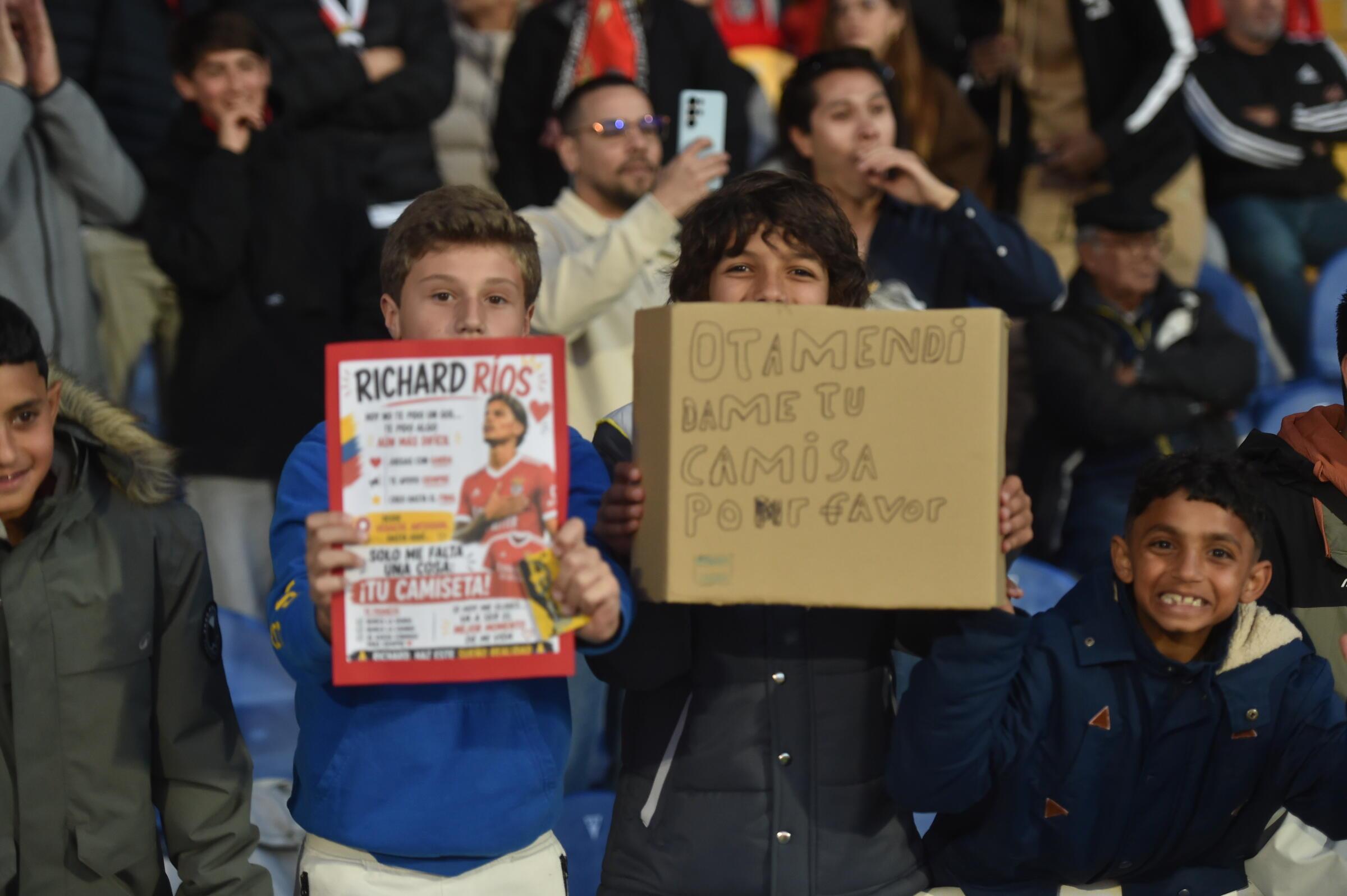 Jovens adeptos de Ríos e de Otamendi (Foto: Miguel Nunes)