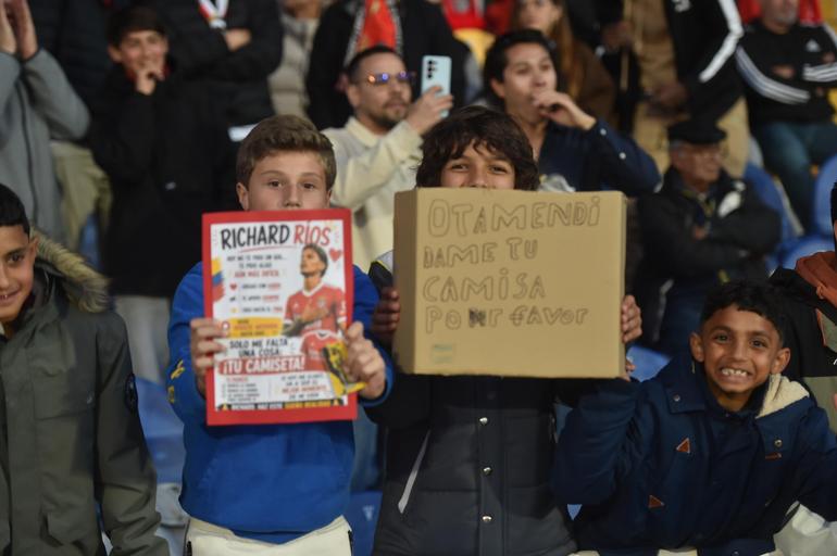 Jovens adeptos de Ríos e de Otamendi (Foto: Miguel Nunes)