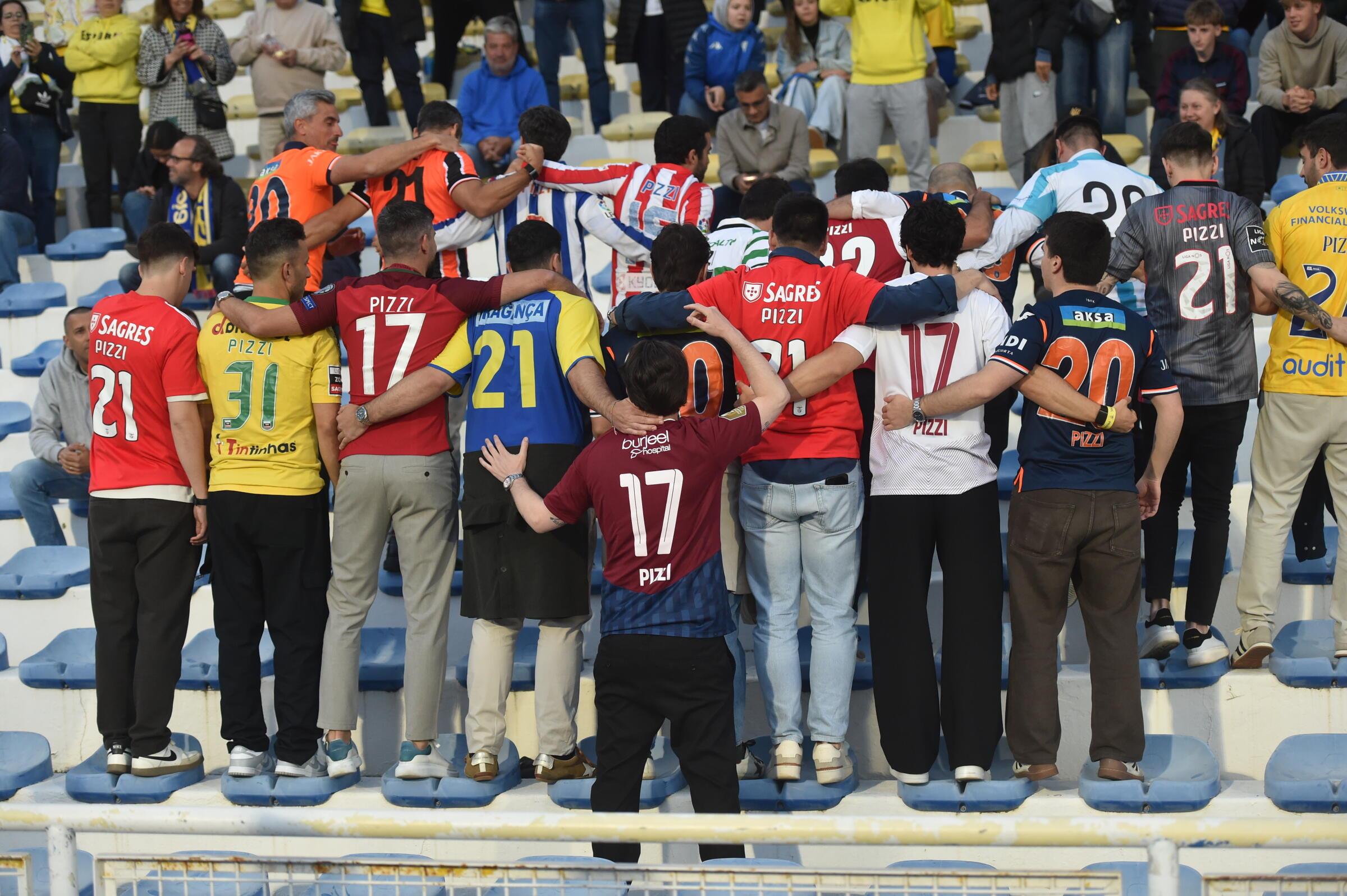 Fãs homenagearam Pizzi com camisolas que recordam as várias etapas que teve na carreira (Foto: Miguel Nunes)