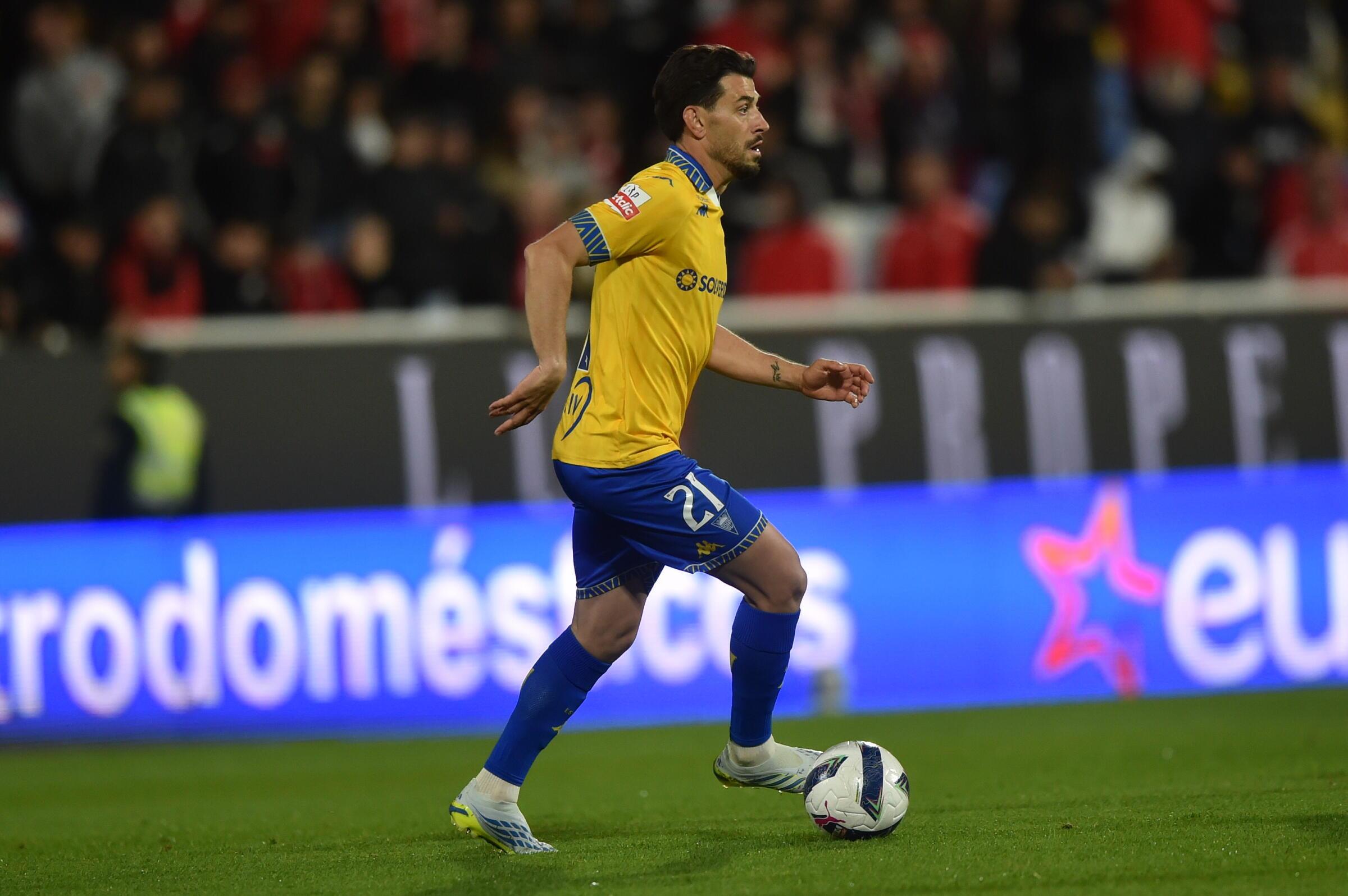 Os últimos toques de Pizzi numa bola antes de acabar a carreira (Foto: Miguel Nunes)