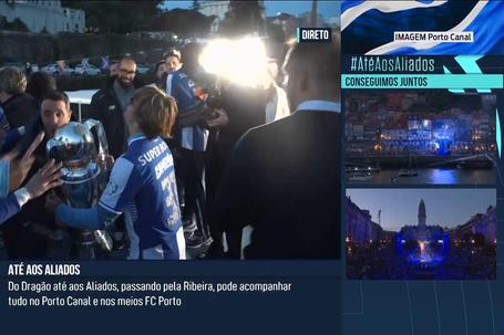 Loucura total entre os jogadores do FC Porto com a taça já a bordo do barco