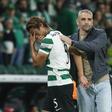 O abraço de Rui Borges a Morita em lágrimas - Foto: ANTÓNIO PEDRO SANTOS/LUSA