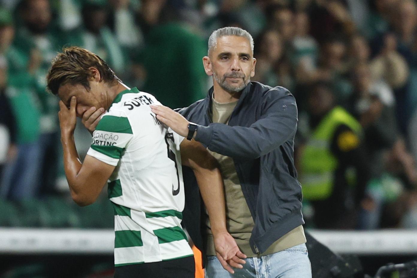 O abraço de Rui Borges a Morita em lágrimas - Foto: António Pedro Santos/LUSA