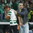 O abraço de Rui Borges a Morita em lágrimas - Foto: António Pedro Santos/LUSA