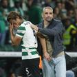 O abraço de Rui Borges a Morita em lágrimas - Foto: António Pedro Santos/LUSA