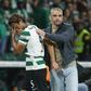 O abraço de Rui Borges a Morita em lágrimas - Foto: António Pedro Santos/LUSA