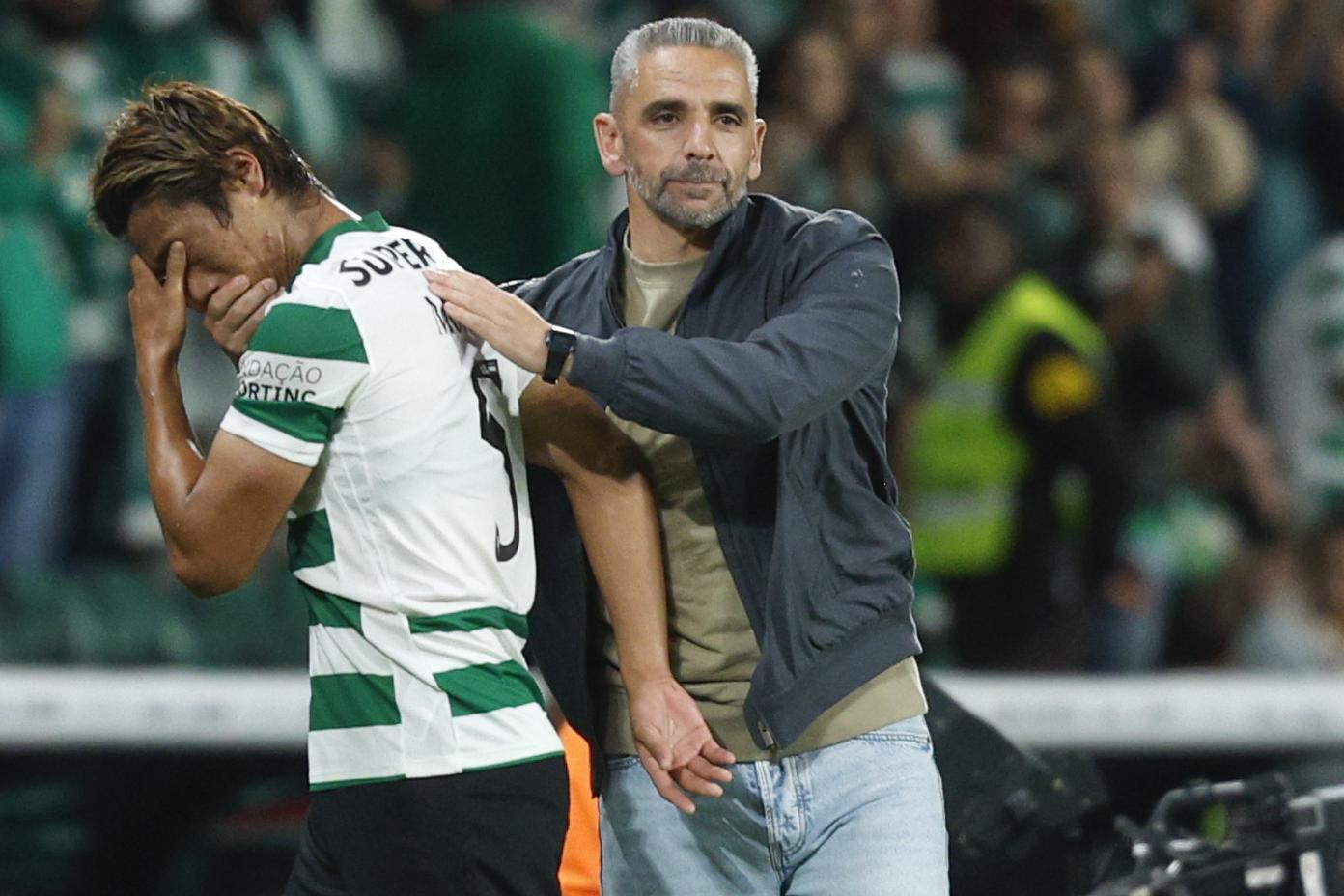 O abraço de Rui Borges a Morita em lágrimas - Foto: António Pedro Santos/LUSA