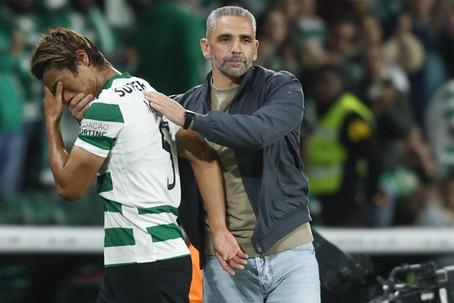 O abraço de Rui Borges a Morita em lágrimas - Foto: António Pedro Santos/LUSA