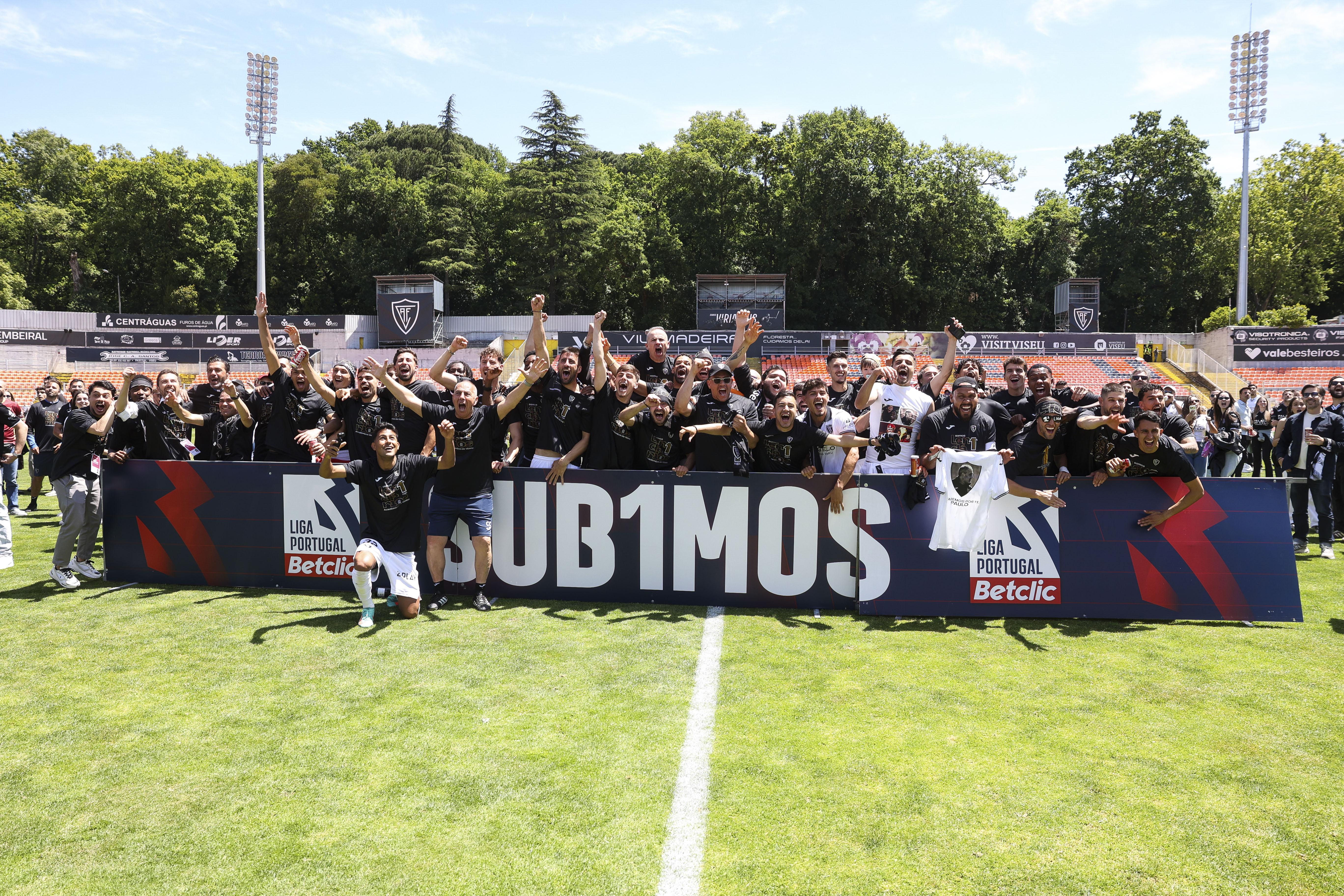 Jogadores do Académico de Viseu, celebram a subida à I liga no final do jogo da última jornada da II Liga de Futebol em que empataram, 0-0 com o Sporting B, realizado no Estádio do Fontelo, em Viseu, 16 de maio de 2026. PAULO NOVAIS/LUSA.
