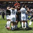 Jogadores do Académico de Viseu, celebram a subida à I liga no final do jogo da última jornada da II Liga de Futebol em que empataram, 0-0 com o Sporting B, realizado no Estádio do Fontelo, em Viseu, 16 de maio de 2026. PAULO NOVAIS/LUSA.