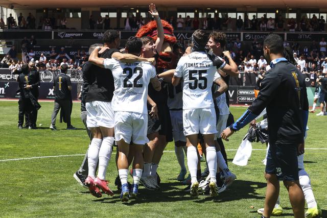 Jogadores do Académico de Viseu, celebram a subida à I liga no final do jogo da última jornada da II Liga de Futebol em que empataram, 0-0 com o Sporting B, realizado no Estádio do Fontelo, em Viseu, 16 de maio de 2026. PAULO NOVAIS/LUSA.
