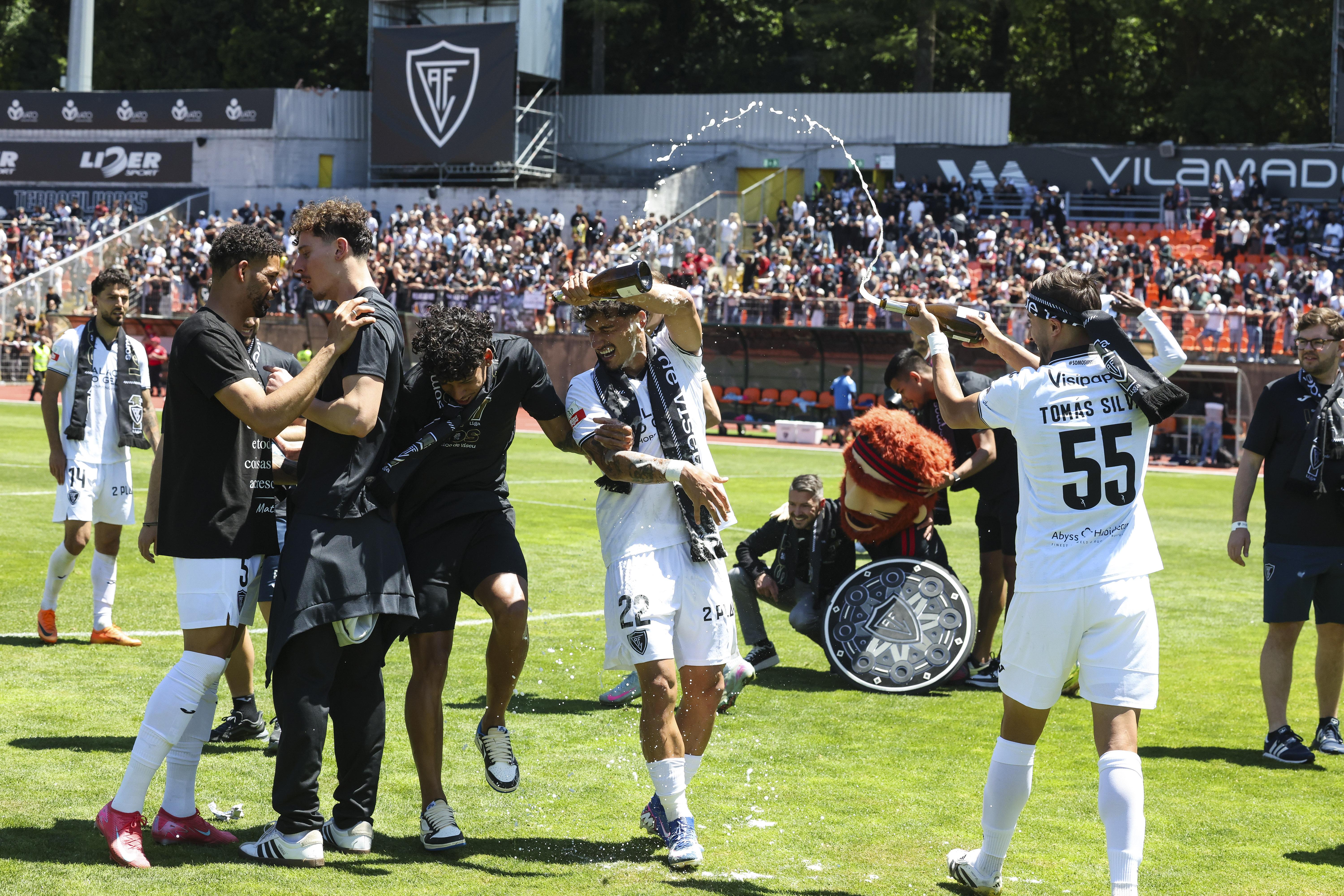 Jogadores do Académico de Viseu, celebram a subida à I liga no final do jogo da última jornada da II Liga de Futebol em que empataram, 0-0 com o Sporting B, realizado no Estádio do Fontelo, em Viseu, 16 de maio de 2026. PAULO NOVAIS/LUSA.