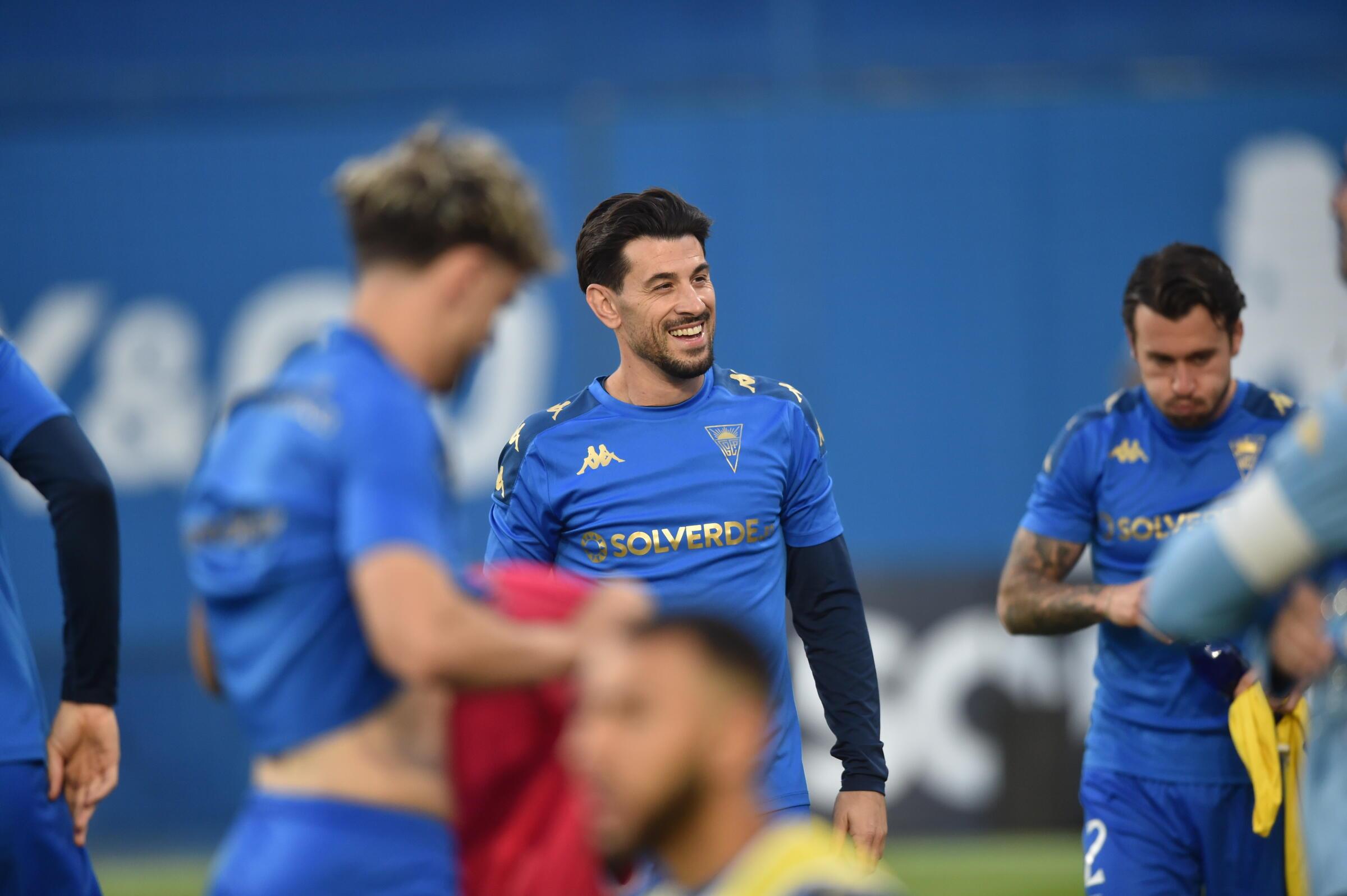 Pizzi foi titular e capitão do Estoril no último jogo da carreira (Foto: Miguel Nunes)