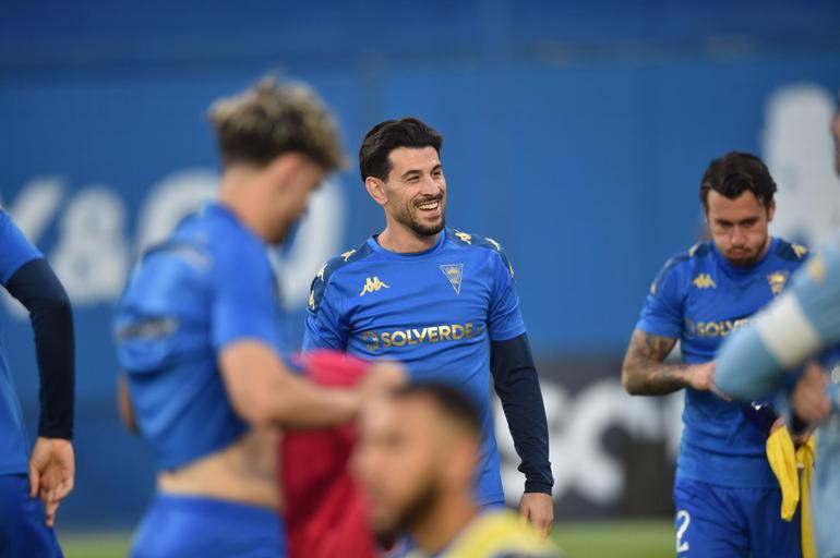 Pizzi foi titular e capitão do Estoril no último jogo da carreira (Foto: Miguel Nunes)