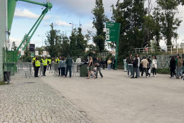 Adeptos continuam a entrar em Alvalade