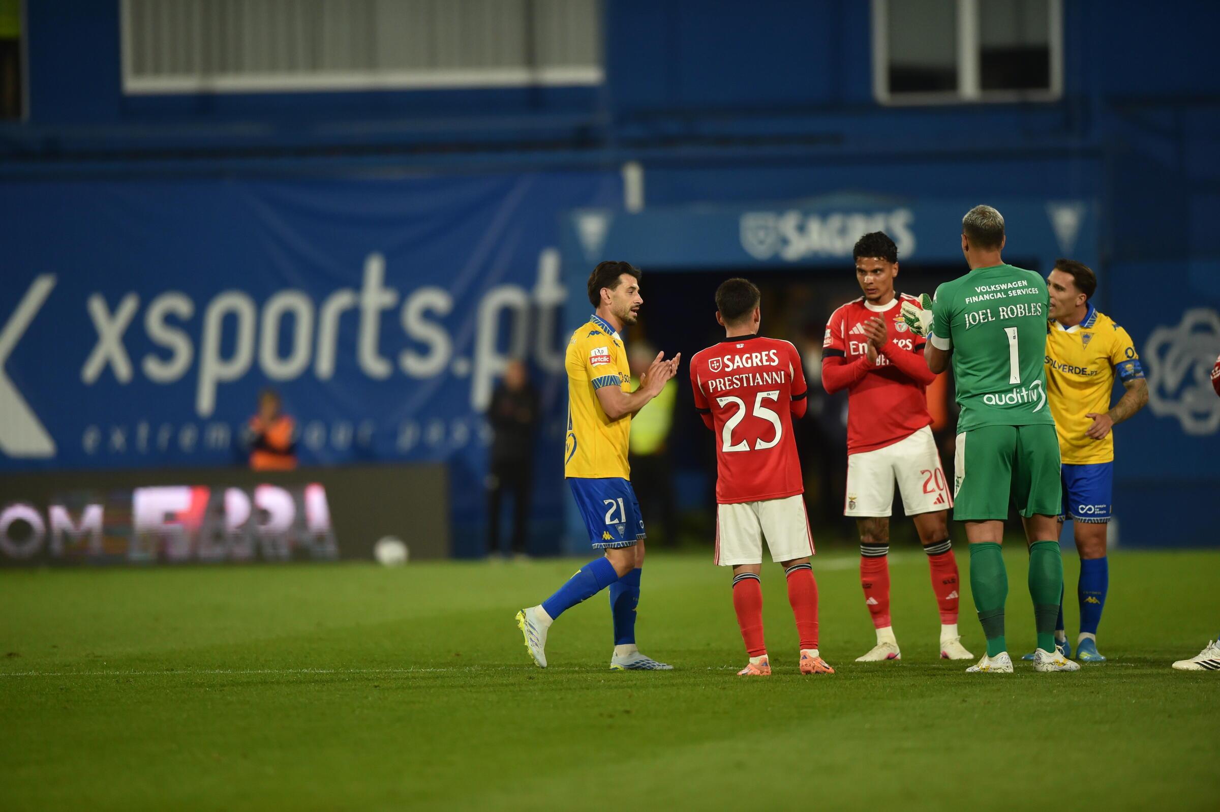 As equipas fizeram um túnel de homenagem a Pizzi, quando este foi substituído por Guitane aos 58'  (Foto: Miguel Nunes)