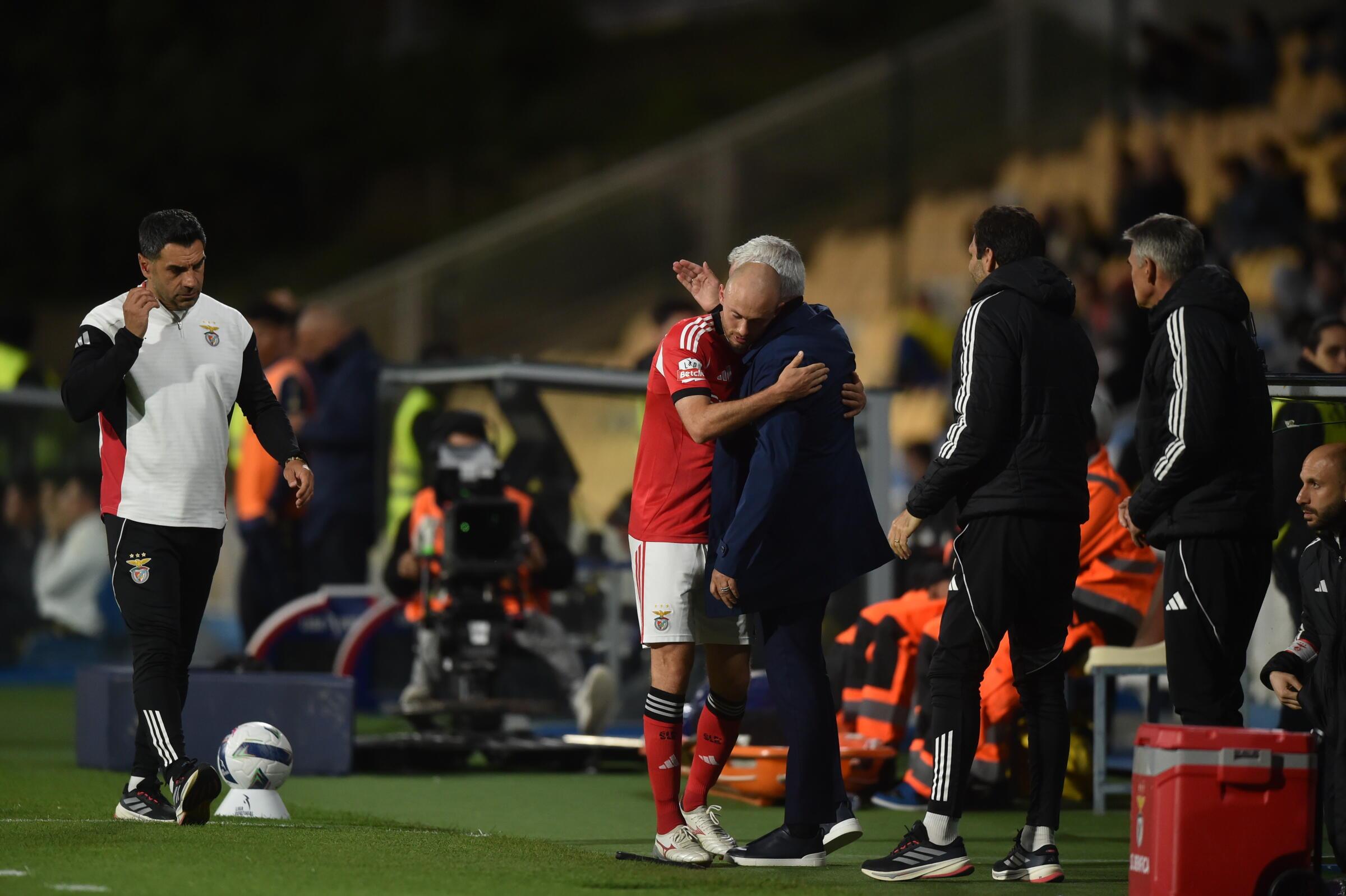 Aursnes abraçou Mourinho ao sair de campo (Foto: Miguel Nunes)