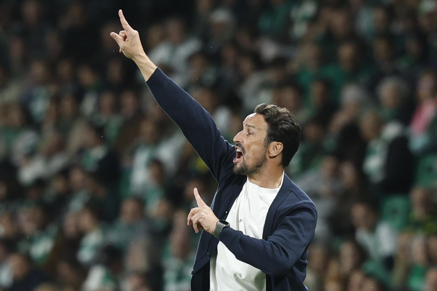 César Peixoto muito interventivo nas indicações à equipa em Alvalade - Foto: António Pedro Santos/Lusa