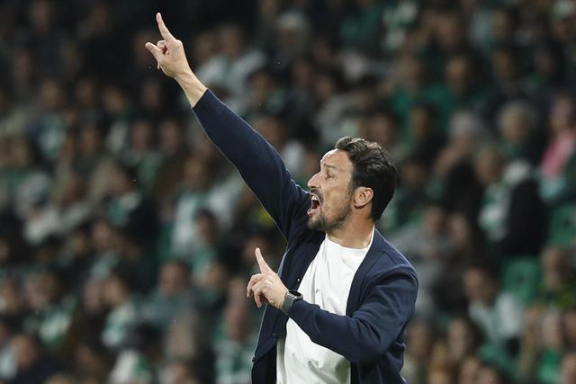 César Peixoto muito interventivo nas indicações à equipa em Alvalade - Foto: António Pedro Santos/Lusa