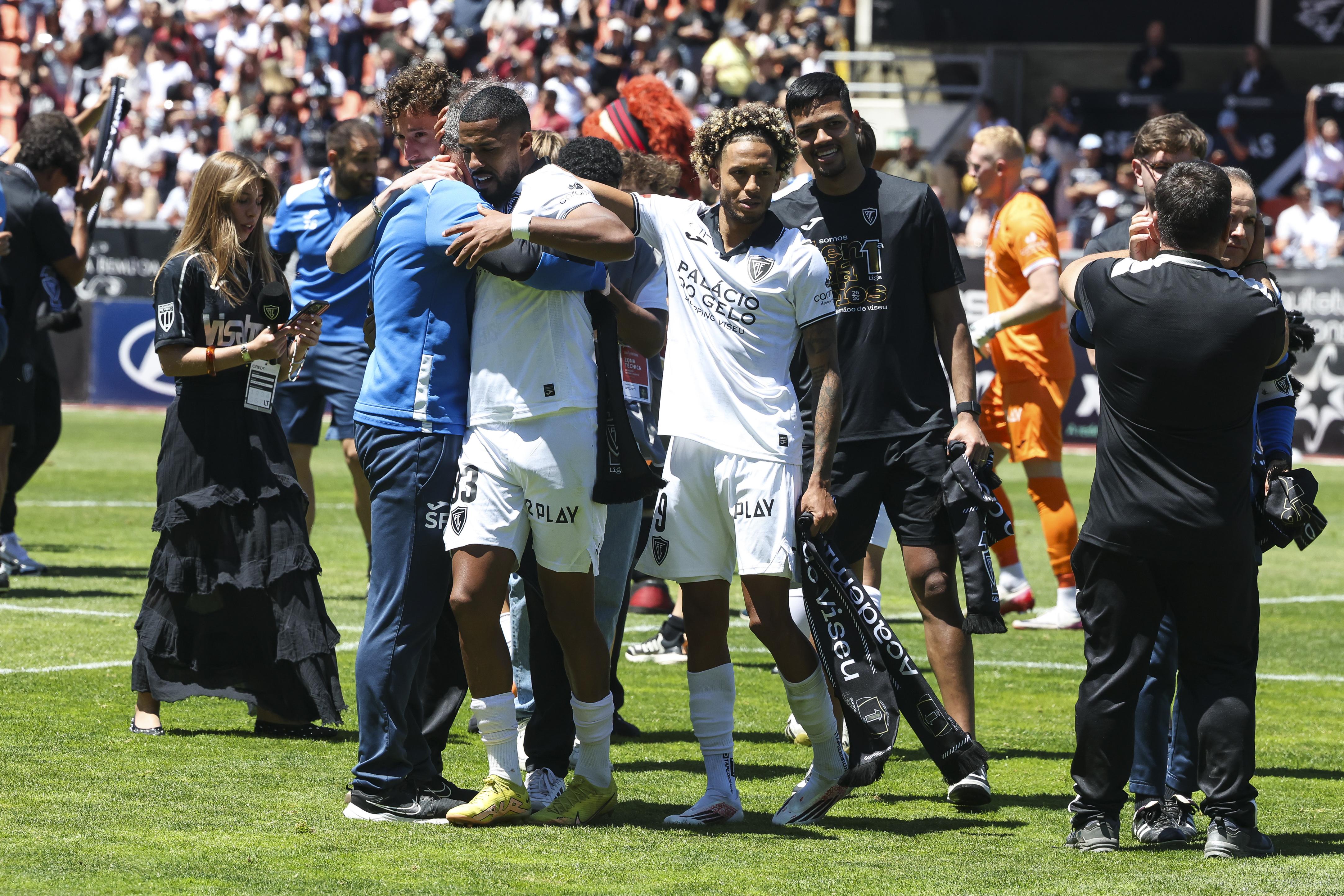 Jogadores do Académico de Viseu, celebram a subida à I liga no final do jogo da última jornada da II Liga de Futebol em que empataram, 0-0 com o Sporting B, realizado no Estádio do Fontelo, em Viseu, 16 de maio de 2026. PAULO NOVAIS/LUSA.