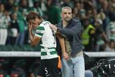 Morita sai em lágrimas e é confortado por Rui Borges - Foto: ANTÓNIO PEDRO SANTOS/LUSA