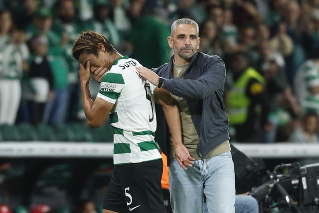 Morita sai em lágrimas e é confortado por Rui Borges - Foto: ANTÓNIO PEDRO SANTOS/LUSA