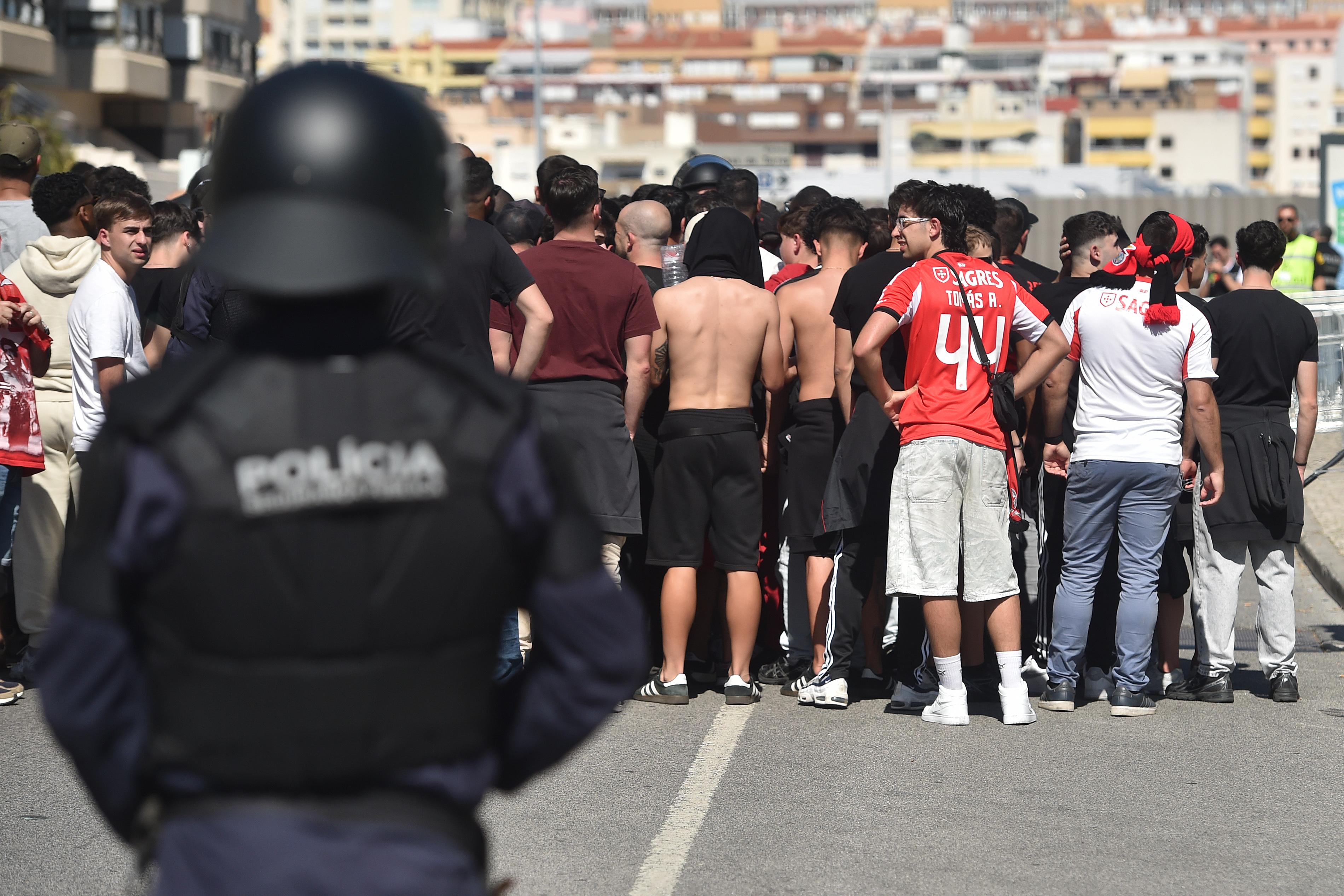 Adeptos do Benfica chegam ao estádio do Sporting para o dérbi da 30.ª jornada da Liga 2025/26 (foto: Miguel Nunes)