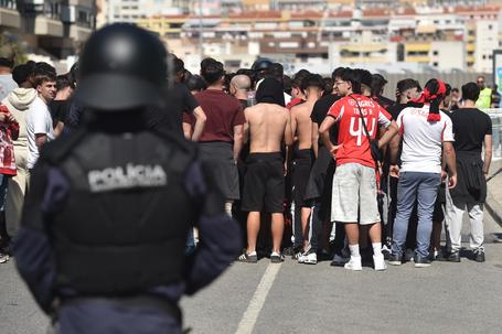 Adeptos do Benfica chegam ao estádio do Sporting para o dérbi da 30.ª jornada da Liga 2025/26 (foto: Miguel Nunes)