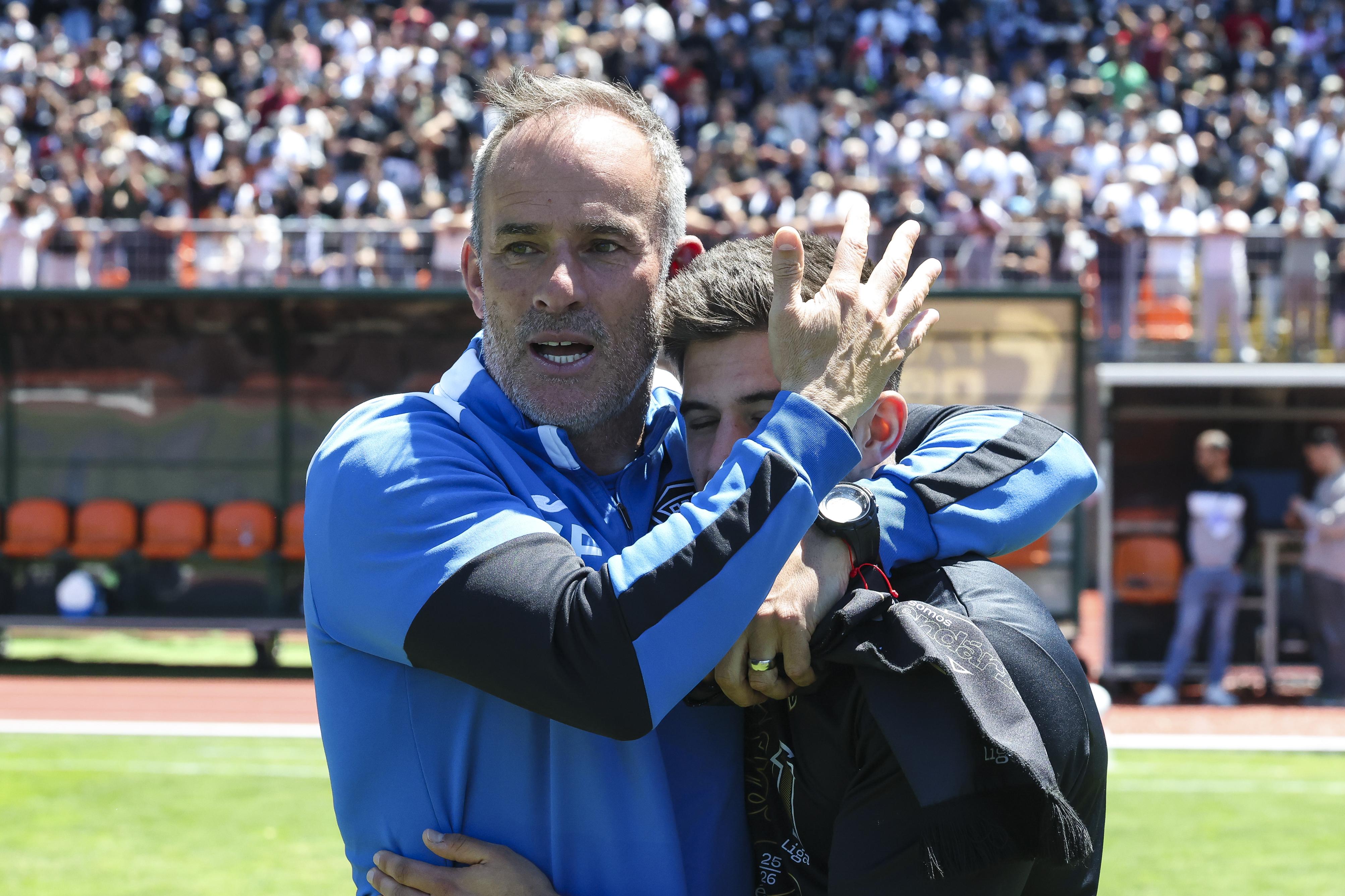 Treinador do Académico de Viseu, Sérgio Fonseca, celebra a subida à I liga no final do jogo da última jornada da II Liga de Futebol em que empataram, 0-0 com o Sporting B, realizado no Estádio do Fontelo, em Viseu, 16 de maio de 2026. PAULO NOVAIS/LUSA.