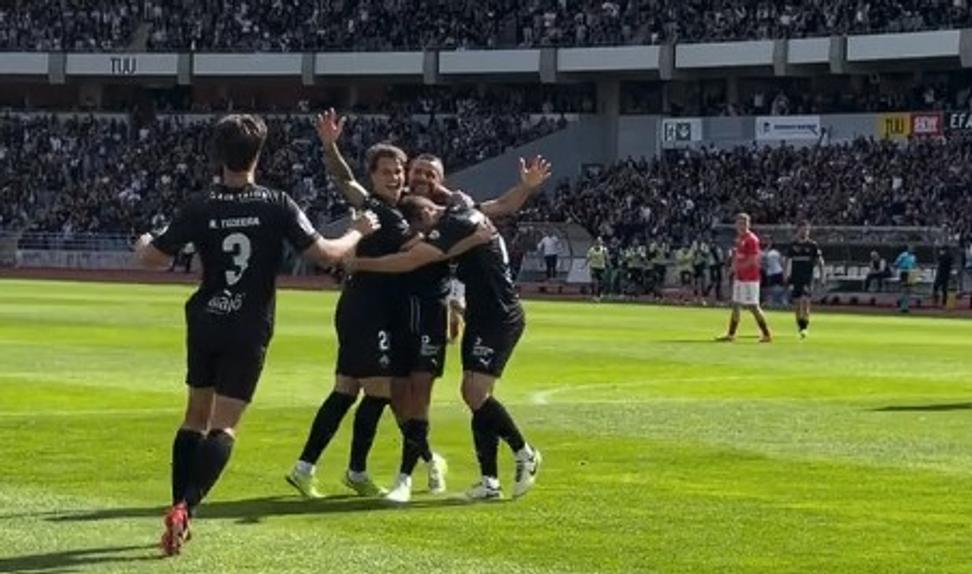 Baixinho fez o 2-0 aos 25 minutos e ajudou a catapultar a Académica de volta à Liga 2 (canal 11)