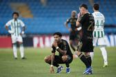 Os jogadores do Casa Pia ficaram naturalmente desiludidos no final do duelo com o Rio Ave. O 1-1 foi insuficiente para a salvação imediata - Foto: PAULO CUNHA/LUSA
