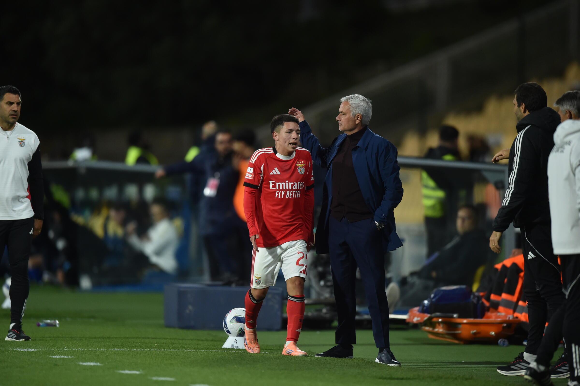 Prestianni fala com Mourinho ao sair de campo  (Foto: Miguel Nunes)