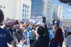 Autocarro do FC Porto recebido em clima de euforia no Dragão