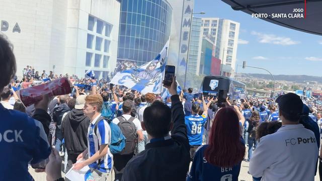 Autocarro do FC Porto recebido em clima de euforia no Dragão