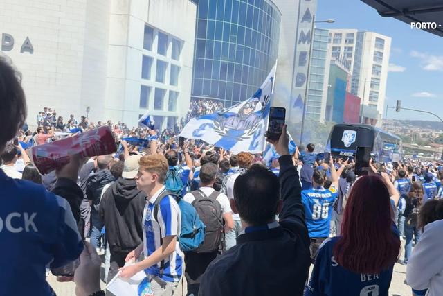 Autocarro do FC Porto recebido em clima de euforia no Dragão