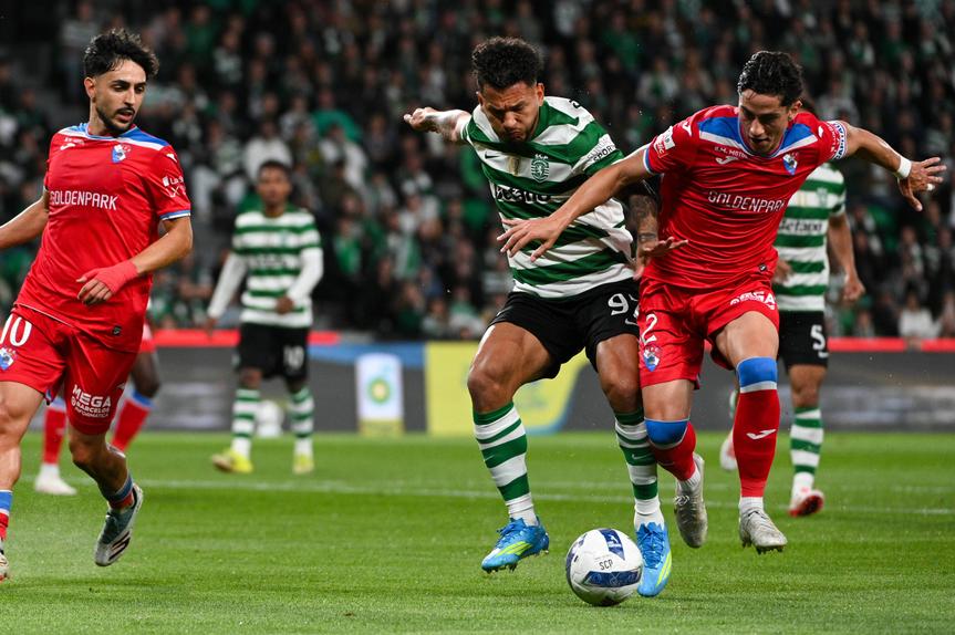 Zé carlos em luta com Luis Suárez - Foto: IMAGO
