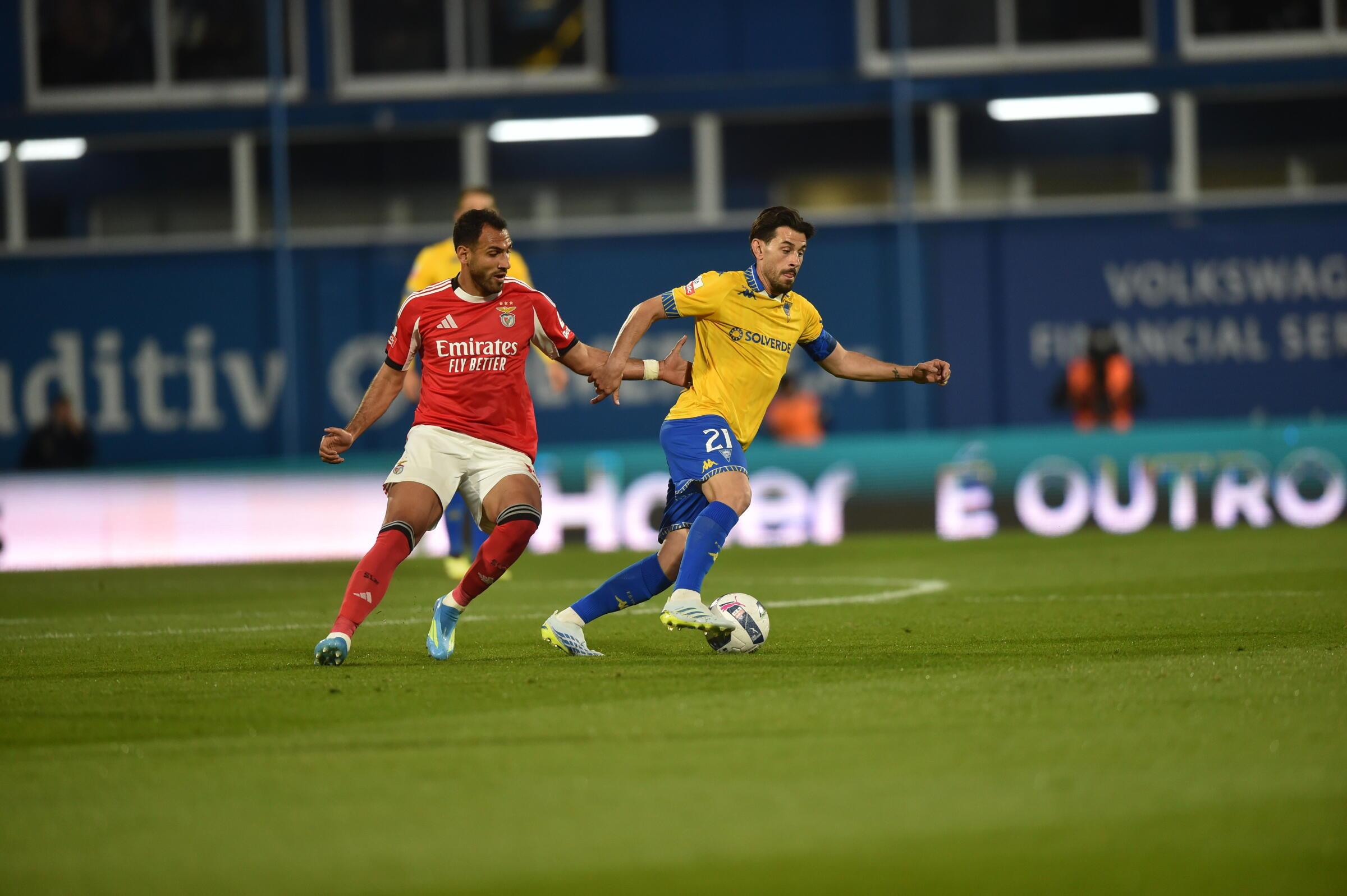 Pizzi foge a Pavlidis (Foto: Miguel Nunes)