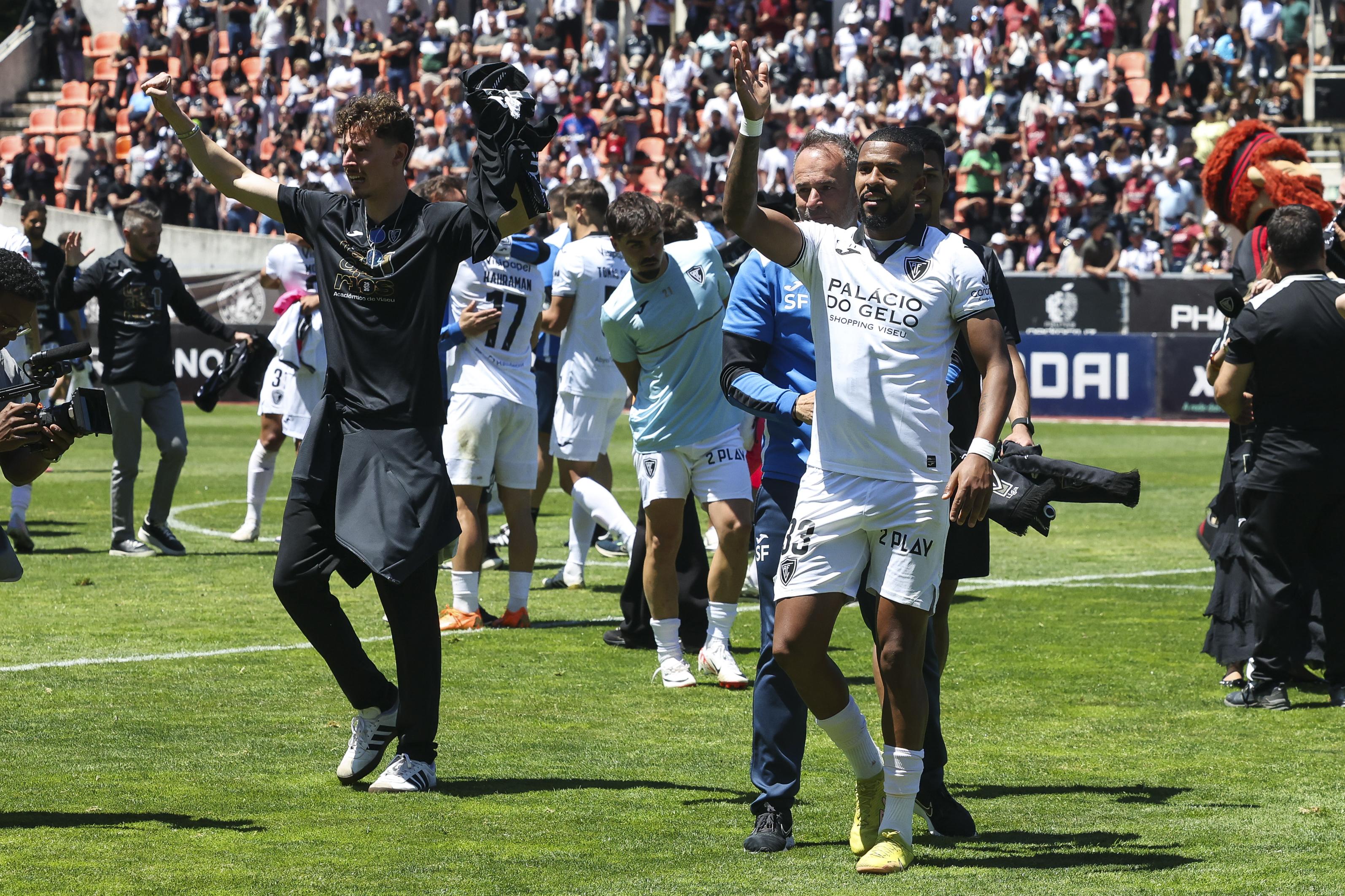 Jogadores do Académico de Viseu, celebram a subida à I liga no final do jogo da última jornada da II Liga de Futebol em que empataram, 0-0 com o Sporting B, realizado no Estádio do Fontelo, em Viseu, 16 de maio de 2026. PAULO NOVAIS/LUSA.